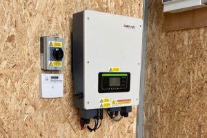 Read more about the article Top Benefits of Using High-Quality Solar Inverters