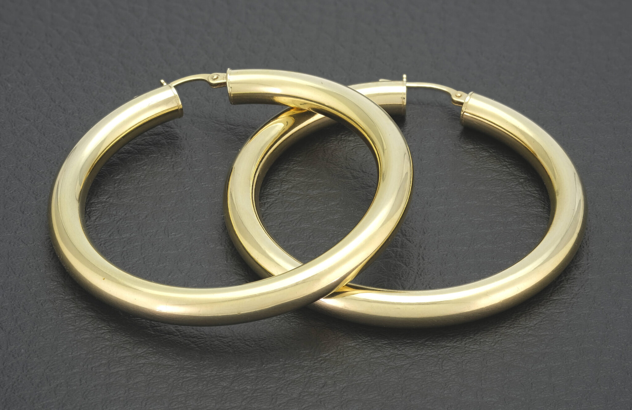 Read more about the article Are Gold Hoop Earrings Still the Perfect Jewelry Choice for Every Occasion?