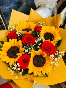 Read more about the article Flowers Delivery in Karachi: The Smartest Way to Send Love, Surprises & Premium Gifts Online