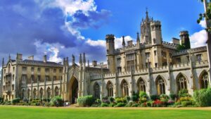 Read more about the article How Cambridge Summer School Builds Leadership Skills