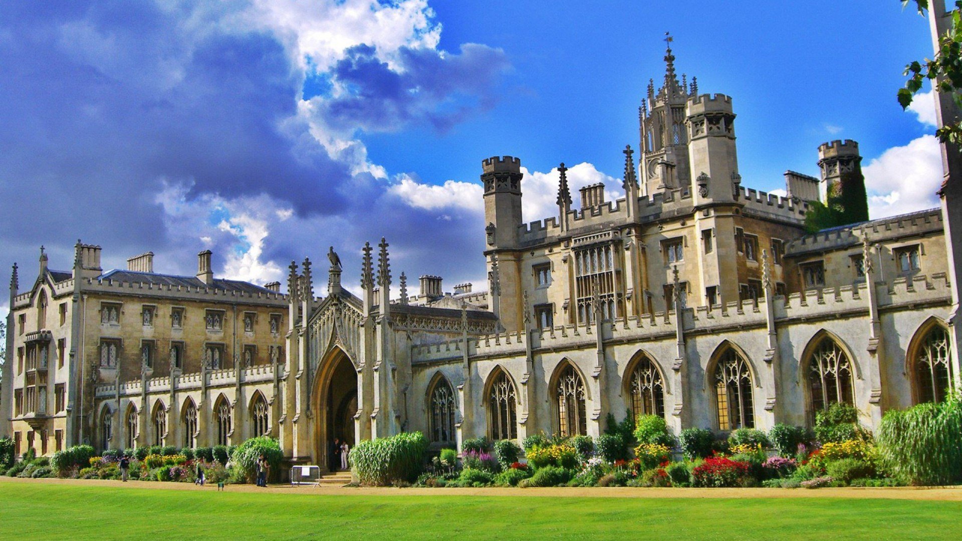 Read more about the article How Cambridge Summer School Builds Leadership Skills