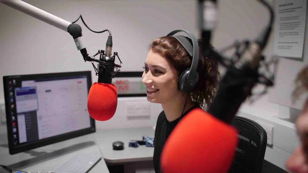 You are currently viewing How a Strong Brand Identity Complements Radio Advertising in the UAE Market?