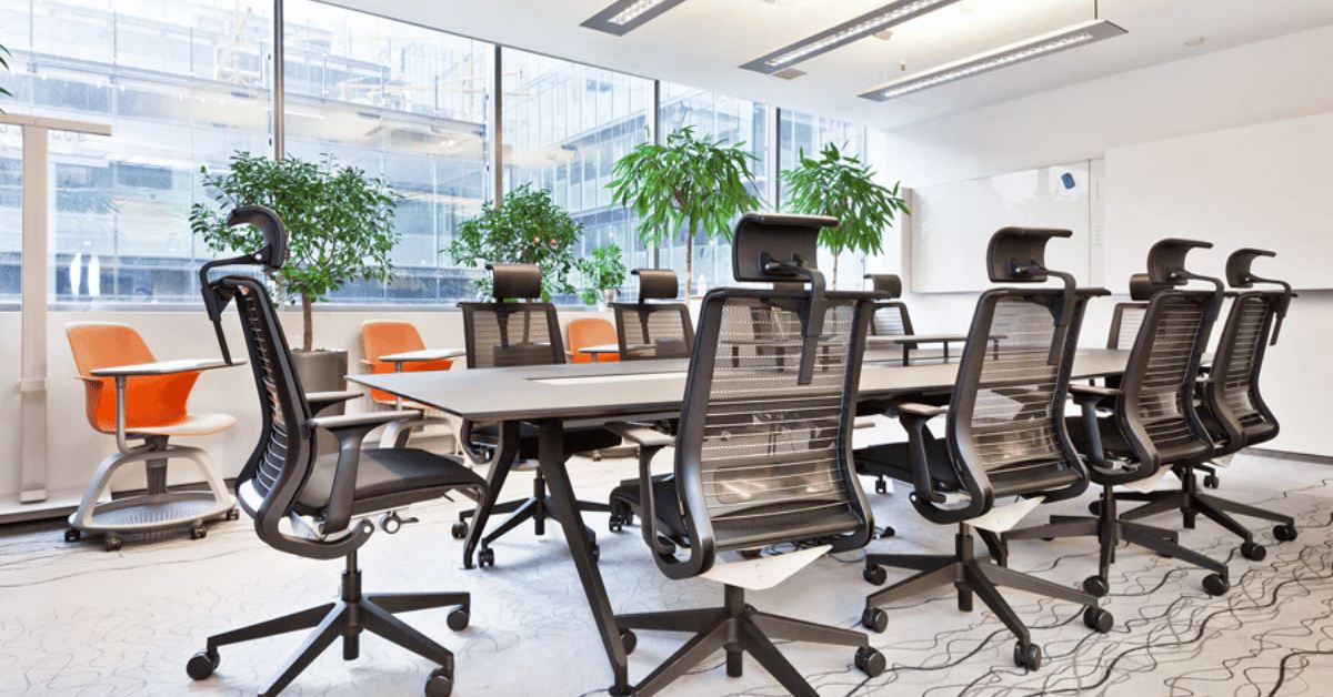 Read more about the article Meeting Room Chairs Dubai – Premium Office Seating Solutions by Cosmofurniturestore