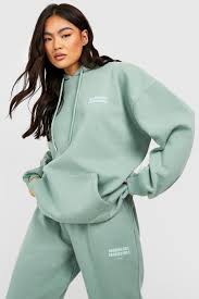 Read more about the article Essentials Tracksuit: The Ultimate Guide to Premium UK Streetwear