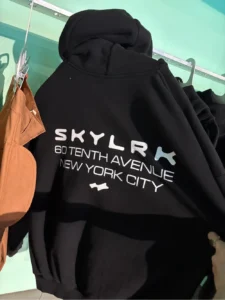 Read more about the article Skylrk Hoodie: The Essential Symbol of Modern Streetwear