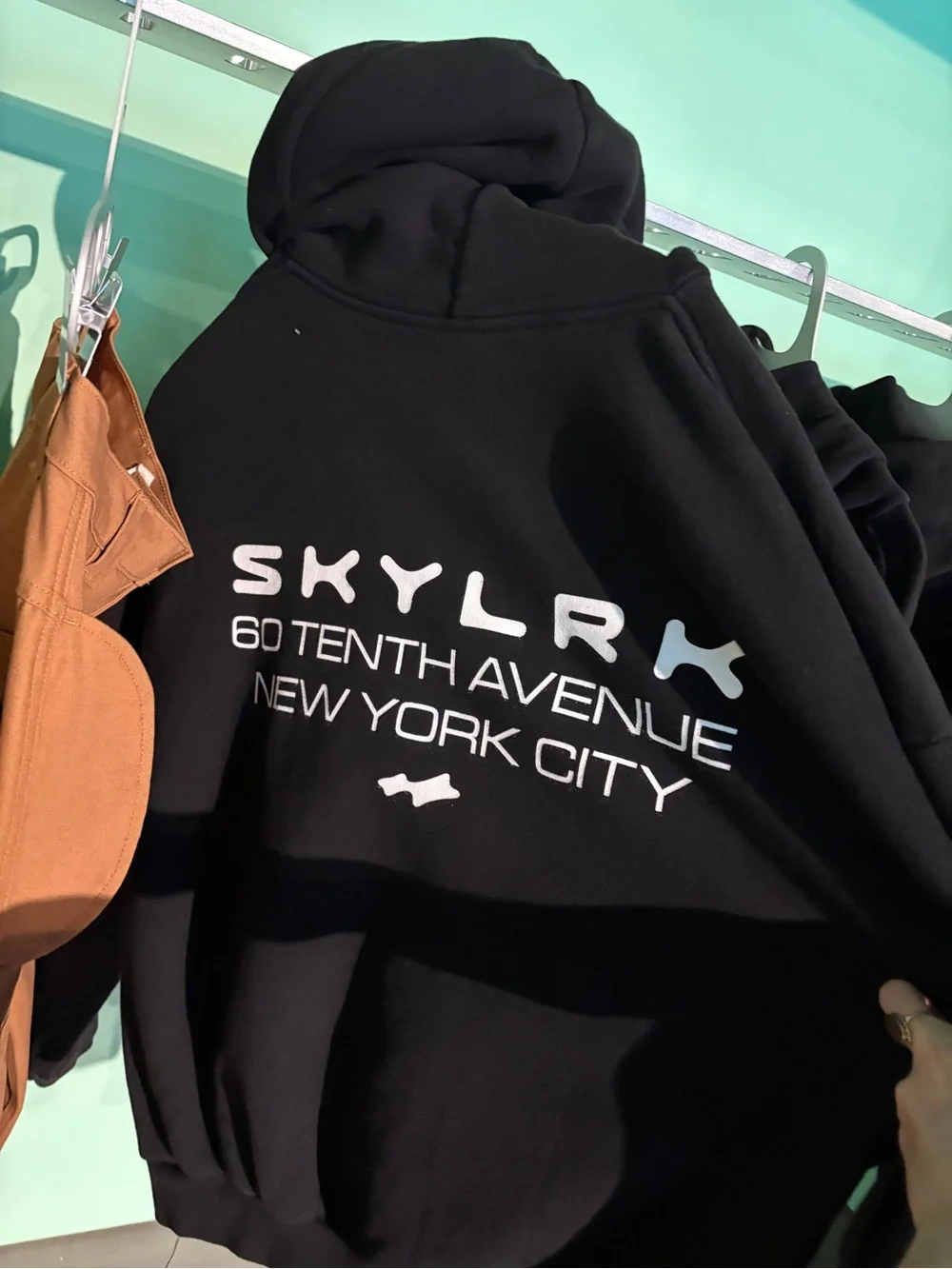 You are currently viewing Skylrk Hoodie: The Essential Symbol of Modern Streetwear